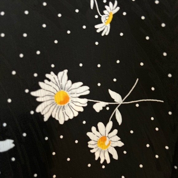 Women's Size 18
Daisy and polka dotPrint Button down dress - Picture 5 of 8